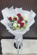 ช่อดอกกุหลาบรวมสีขาวแดง