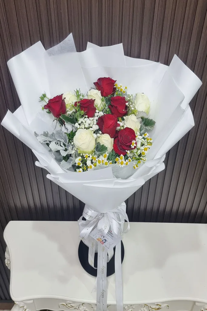 ช่อดอกกุหลาบรวมสีขาวแดง