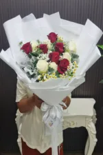 ช่อดอกกุหลาบขาวแดง