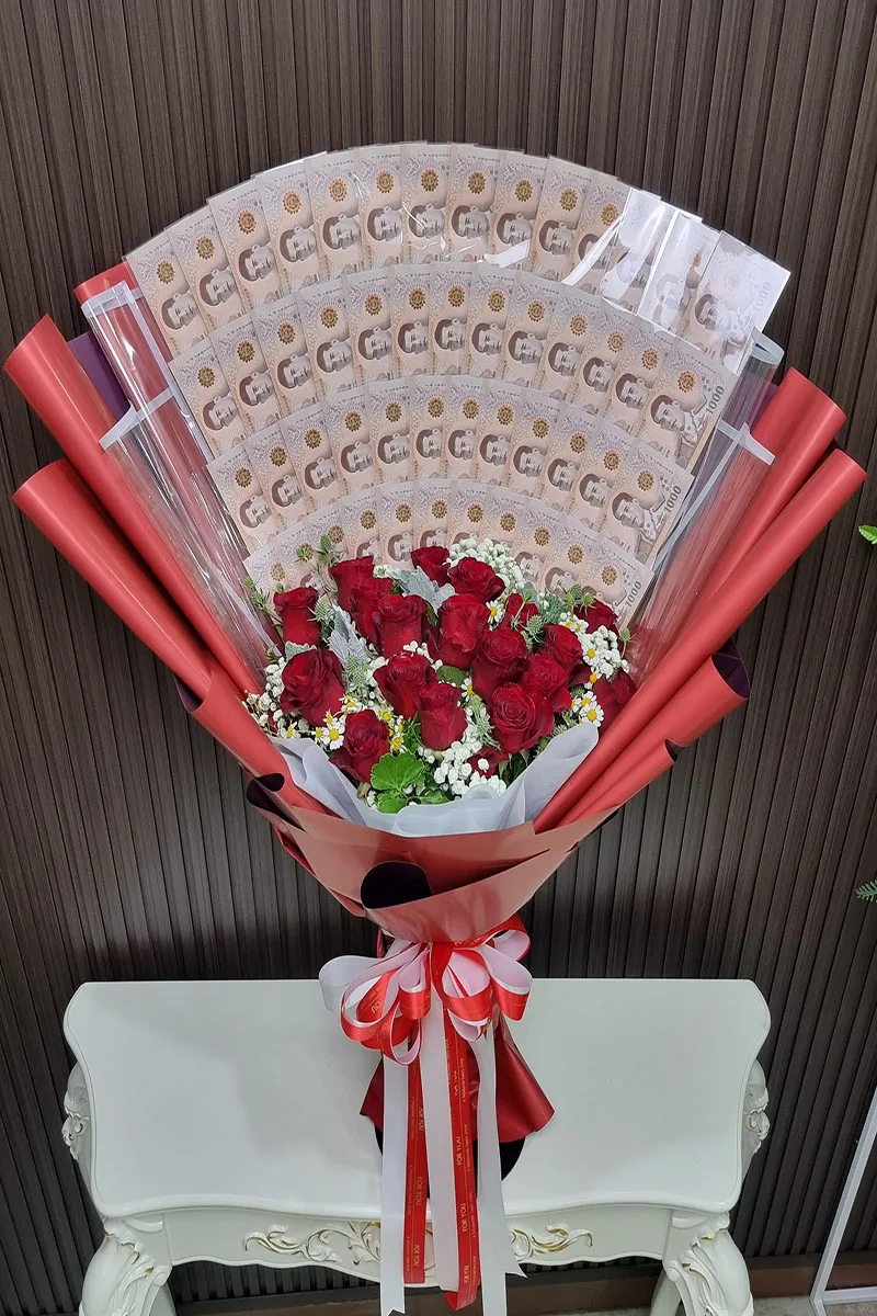 ช่อแบงค์เรียงในช่อดอกกุหลาบแดง ช่อแบงค์เรียงในช่อดอกกุหลาบแดง