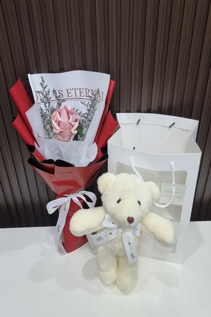 ช่อแบงค์พับกับตุ๊กตา