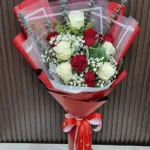 ช่อดอกกุหลาบคละสีขาวแดง