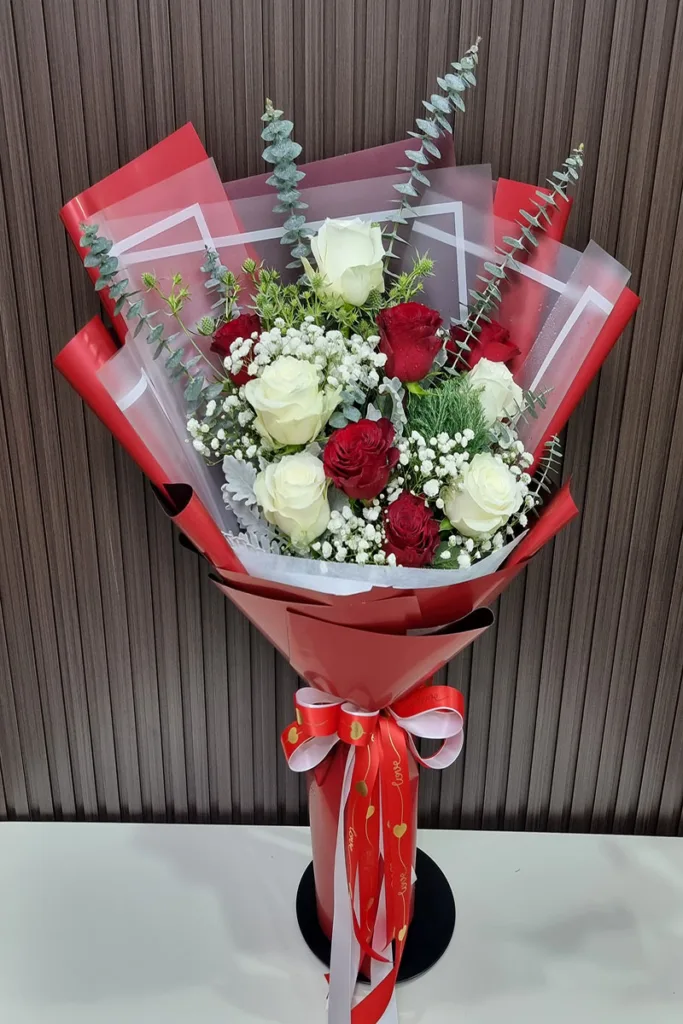 ช่อดอกกุหลาบคละสีขาวแดง