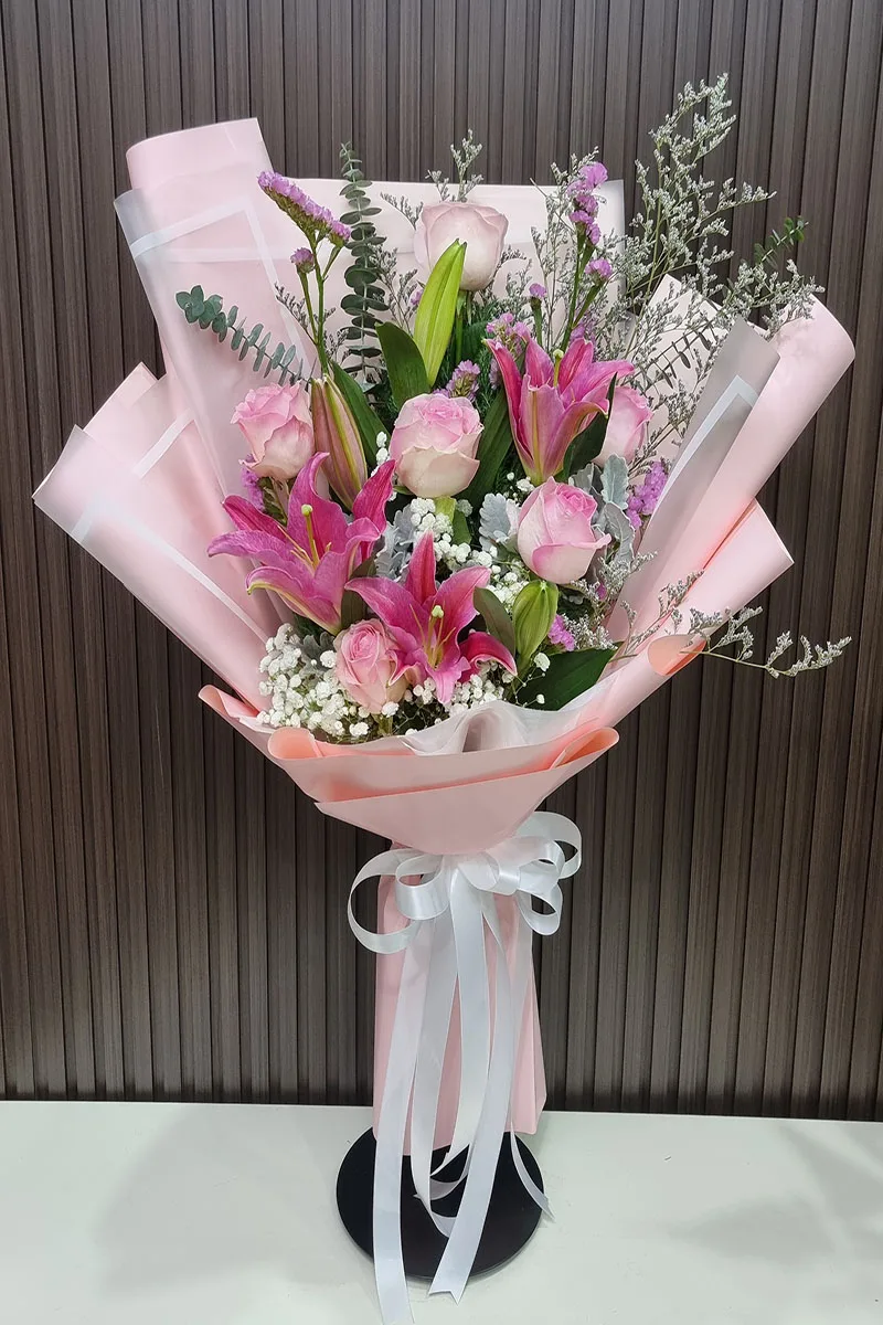 ช่อดอกกุหลาบดอกลิลลี่สีชมพู ช่อดอกไม้สดสีชมพู