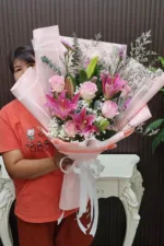 ช่อดอกไม้สดสีชมพู