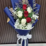 ช่อดอกกุหลาบสีแดงขาว