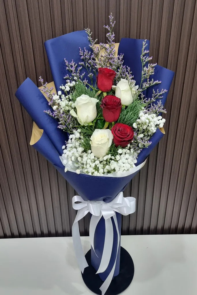 ช่อดอกกุหลาบสีแดงขาว