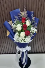 ช่อดอกกุหลาบขาวแดงห่อสีน้ำเงิน