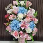 แจกันดอกไม้ประดิษฐ์สีชมพูฟ้า