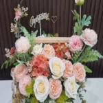 กระเช้าดอกไม้ประดิษฐ์สีพีช