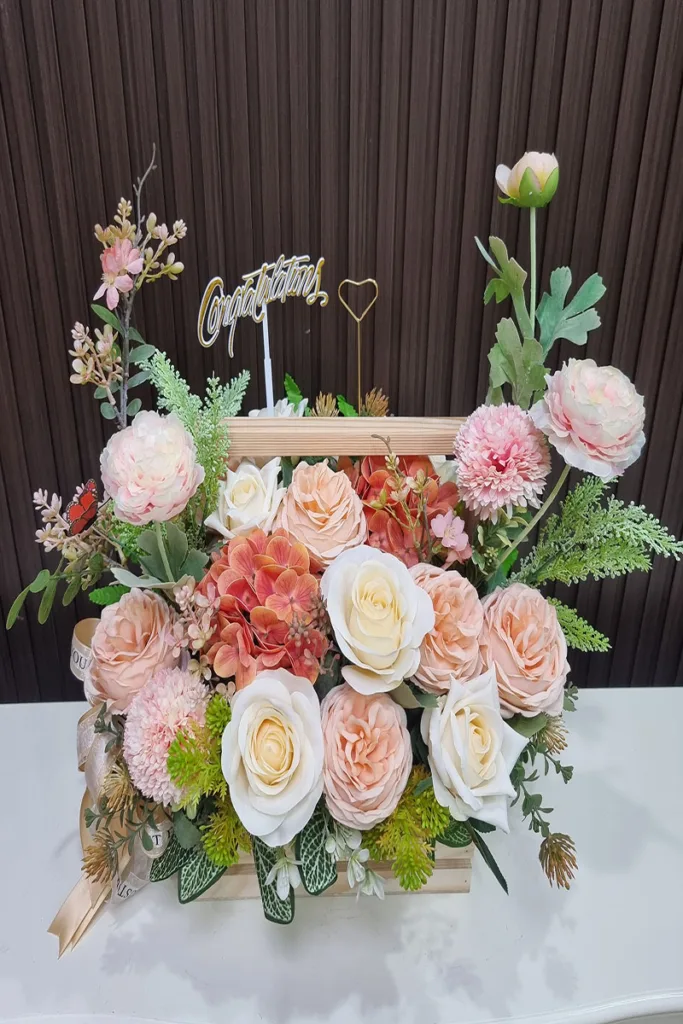 กระเช้าดอกไม้ประดิษฐ์สีพีช