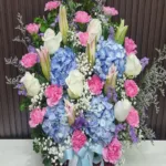 กระเช้าดอกไม้สดสีชมพูฟ้า