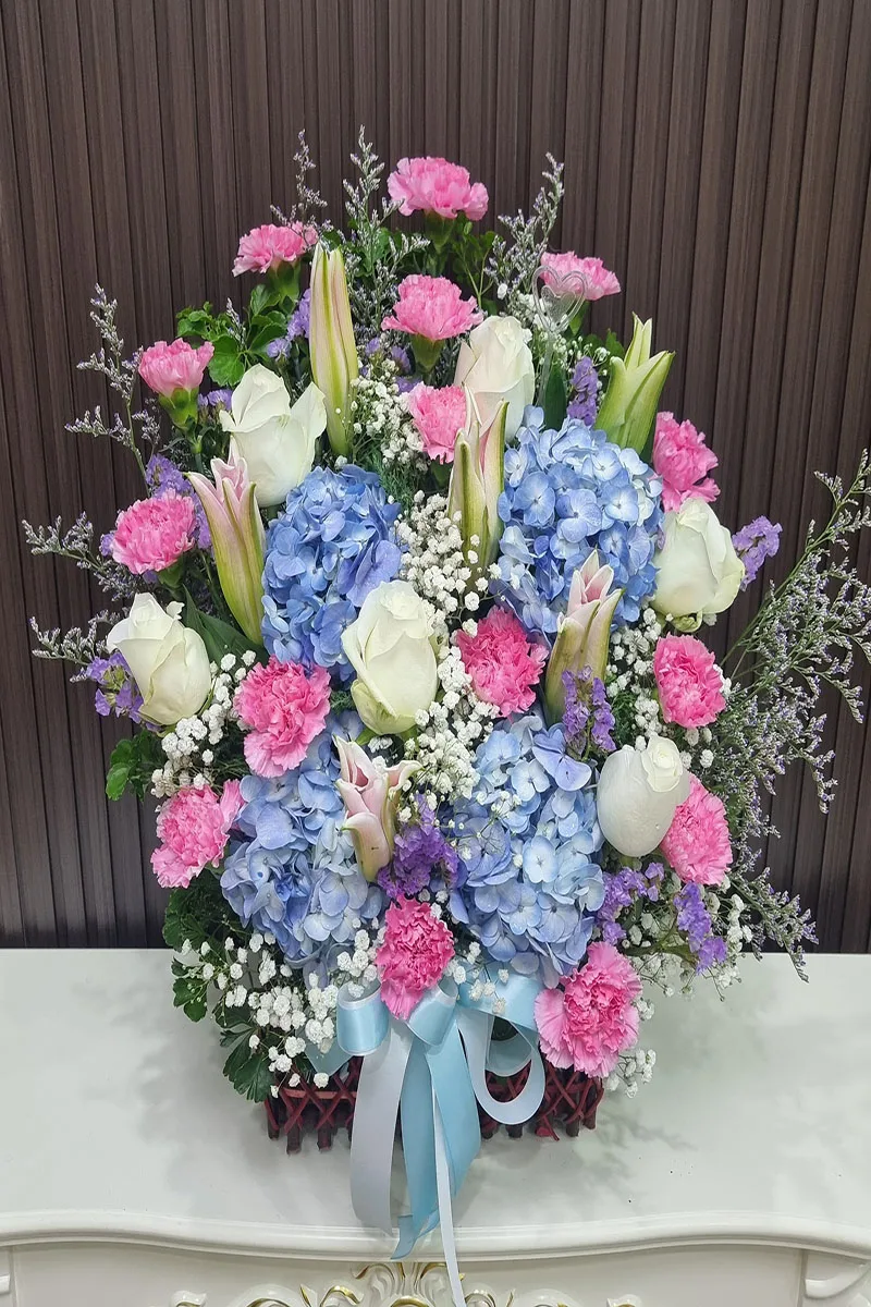 กระเช้าดอกไม้สีชมพูฟ้า กระเช้าดอกไม้สดสีชมพูฟ้า