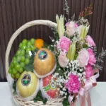 กระเช้าผลไม้ดอกไม้สด