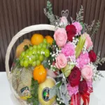 กระเช้าผลไม้ดอกไม้สด