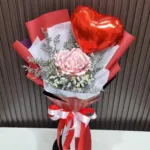 ช่อแบงค์พับดอกกุหลาบสีแดงมีหัวใจ