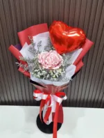 ช่อแบงค์พับดอกกุหลาบสีแดงมีหัวใจ