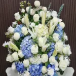 กระเช้าดอกไม้สีฟ้า ขาว