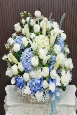 กระเช้าดอกไม้สีฟ้าขาว