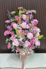 แจกันดอกไม้สดสีชมพู