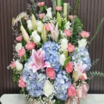 กระเช้าดอกไม้สีฟ้าชมพู