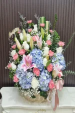 กระเช้าดอกไม้สีฟ้าชมพู