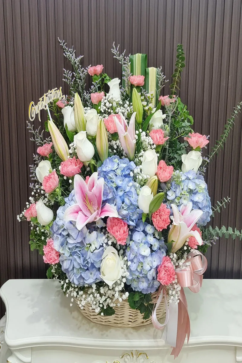 กระเช้าดอกไม้สีฟ้าชมพู กระเช้าดอกไม้สีฟ้าชมพู