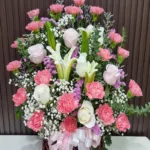 กระเช้าดอกไม้สีชมพูโอรสขาว