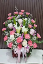 กระเช้าดอกไม้สีชมพูโอรสขาว