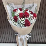 ช่อดอกกุหลาบแดงห่อสีน้ำตาล