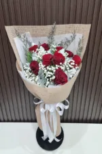 ช่อดอกกุหลาบแดงห่อสีน้ำตาล