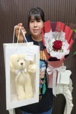 ช่อดอกกุหลาบ1ดอกกับตุ๊กตา