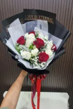 ช่อดอกกุหลาบคละสีขาวแดง