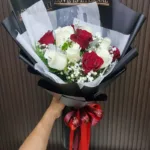 ช่อดอกกุหลาบคละสีขาวแดง