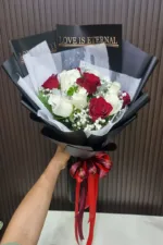 ช่อดอกกุหลาบคละสีขาวแดง