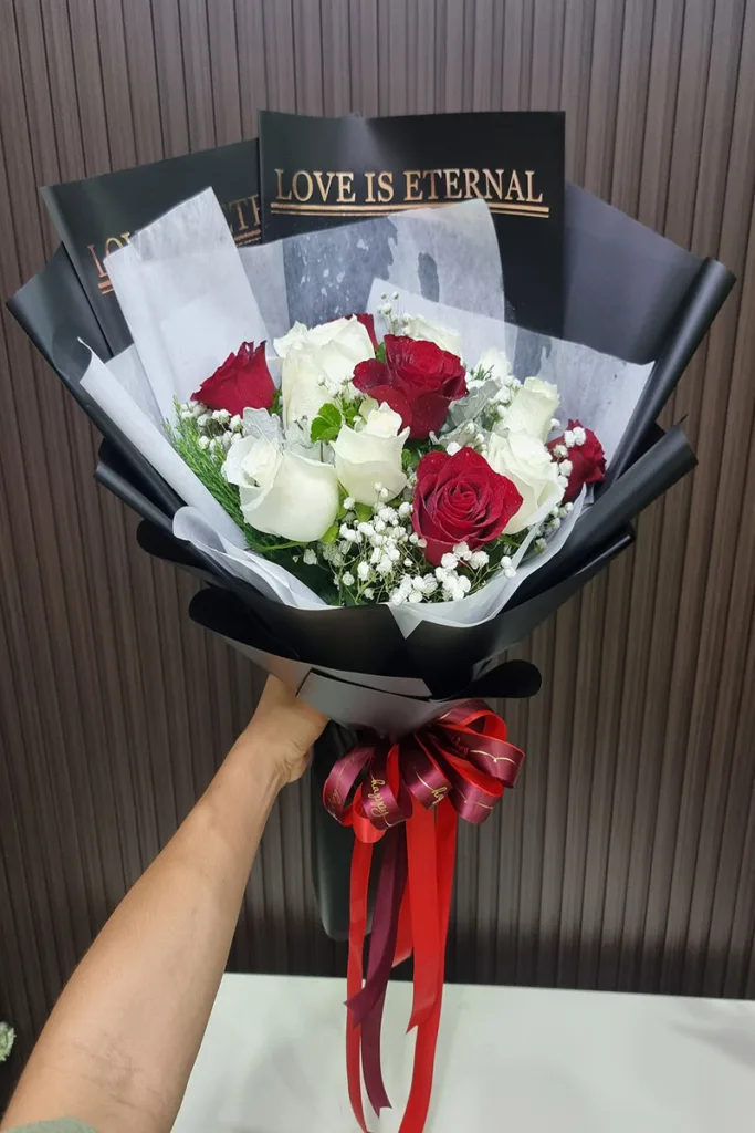 ช่อดอกกุหลาบคละสีขาวแดง