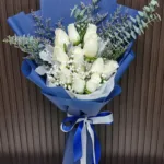ช่อดอกกุหลาบขาวห่อสีฟ้า