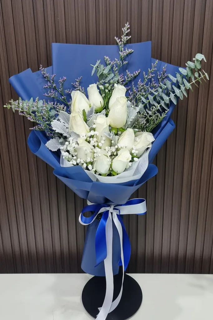 ช่อดอกกุหลาบขาวห่อสีฟ้า
