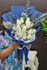 ช่อดอกกุหลาบขาวน้ำเงิน