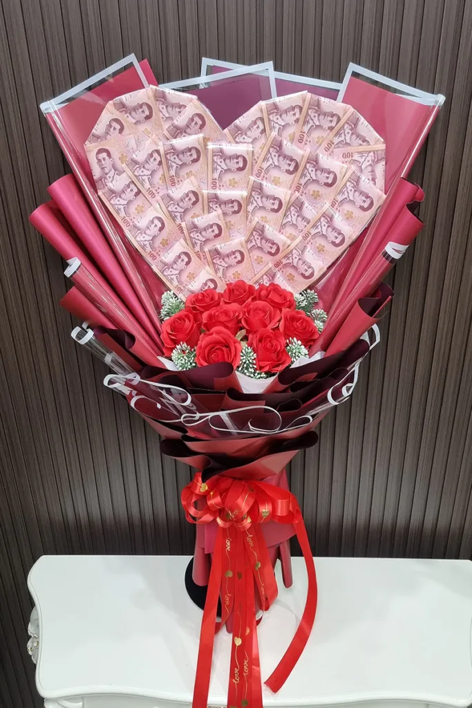 ช่อเรียงแบงค์รูปหัวใจสีแดง