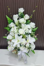 แจกันดอกไม้ประดิษฐ์สีขาว