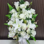 แจกันดอกไม้ประดิษฐ์สีขาว