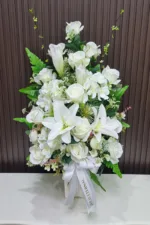 แจกันดอกไม้ประดิษฐ์สีขาว