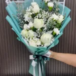 ช่อดอกกุหลาบขาวห่อสีเขียว