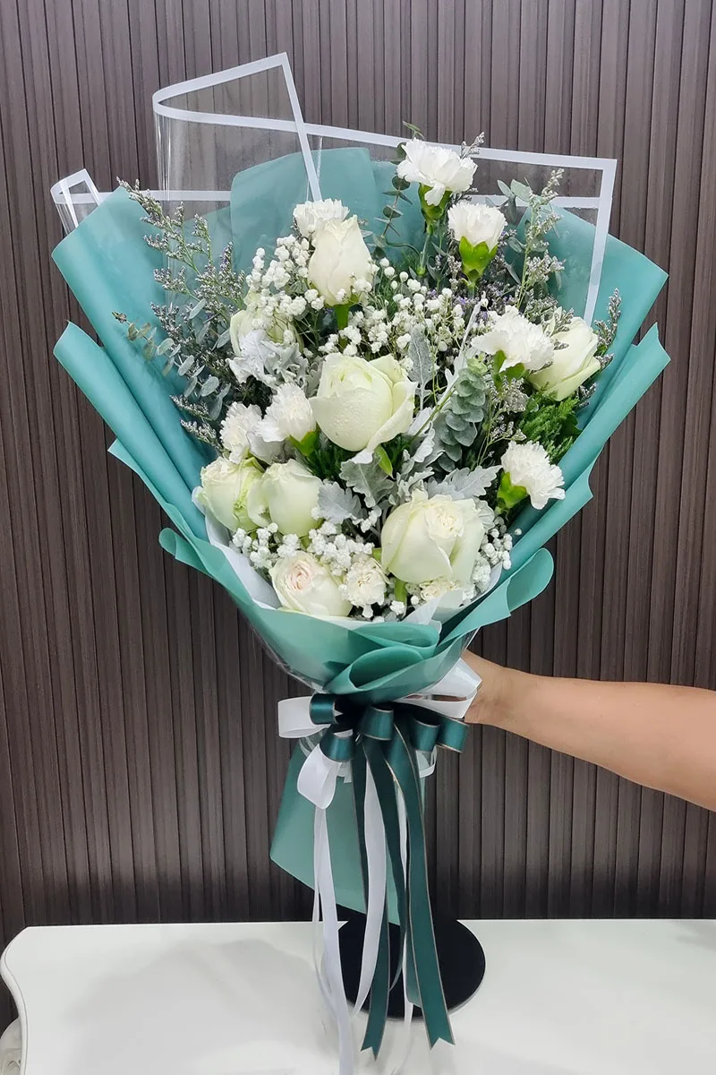 ช่อดอกกุหลาบขาวห่อสีเขียว