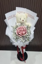 ช่อแบงค์กับตุ๊กตาหมีสีขาว