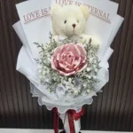 ช่อแบงค์พับกุหลาบกับตุ๊กตา