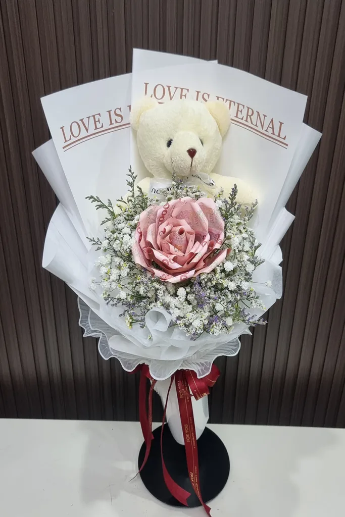 ช่อแบงค์พับกุหลาบกับตุ๊กตา