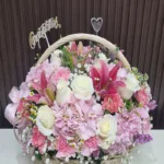 กระเช้าดอกไม้สดสีชมพูอ่อน ดอกไฮเดรนเยีย