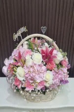 กระเช้าดอกไม้สดสีชมพูอ่อน ดอกไฮเดรนเยีย